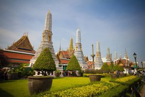 사원 벽 외부에서 바라본 8개의 프라앙 열