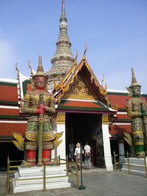 정문인 1번 문 또는 앞쪽 꺼이 사뎃 문