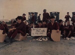 비엔호아 포로 수용소에서 온 210명의 포로가 송환을 거부하고 남베트남에 남기를 원하며 3월 25일 비엔호아 공군 기지에서 시위를 벌였다.