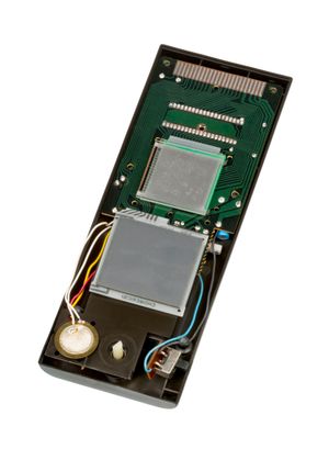 손상된 화면을 보여주는 마이크로비전의 덮개가 열린 LCD 스크린