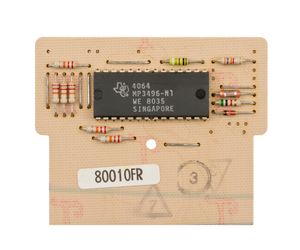 TMS1100 제품군의 TI3496 프로세서가 보이는 Sea Duel 게임 카트리지의 PCB