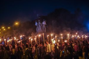 방글라데시 집단학살 추모를 위해 횃불을 든 시위대