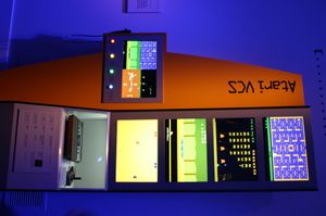 "비디오 게임의 예술"(2012) at the 스미소니언 미국 미술관, with 팩맨, 스페이스 인베이더, 피트폴!, and 컴뱃