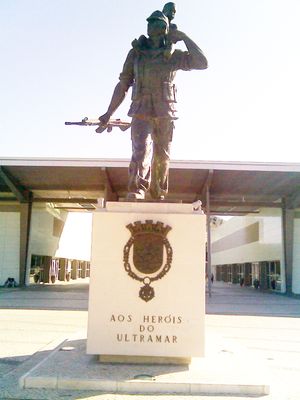 흑인 아프리카계 포르투갈인 아이와 함께 있는 포르투갈 군인, 포르투갈 코임브라에 있는 포르투갈 해외 영토 영웅 기념비 (Heróis do Ultramar)