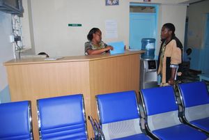 케냐의 외래 환자를 돌보는 접수원