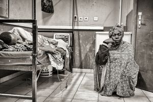 한 어머니가 말리에서 병원에 입원한 아들과 함께 며칠을 보낸다