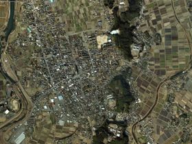 오쿠치 지구 중심부 주변의 항공 사진.2009년 1월 27일 촬영한 4장을 합성 제작. 국토교통성 국토지리원 [https://mapps.gsi.go.jp/ 지도・항공사진 열람 서비스]의 항공 사진을 기반으로 제작.