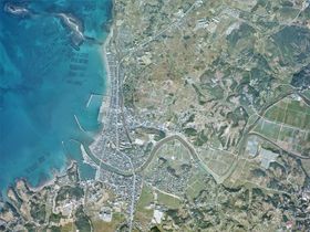 아쿠네시 중심부 주변의 항공 사진.1975년 2월 13일 촬영된 4장을 합성하여 제작. 국토교통성 국토지리원 [https://mapps.gsi.go.jp/ 지도・항공사진 열람 서비스]의 항공 사진을 기반으로 제작.