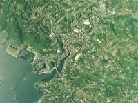 시청이 소재한 구 고노우라정 중심부 주변의 항공 사진.2017년 5월 11일 촬영. 국토교통성 국토지리원 [https://mapps.gsi.go.jp/ 지도・항공 사진 열람 서비스]의 항공 사진을 기반으로 작성.