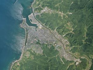 루모이시 중심부 주변의 항공 사진. 2009년 9월 3일 촬영한 12장을 합성하여 제작.국토교통성 국토지리원 [https://mapps.gsi.go.jp/ 지도・항공 사진 열람 서비스]의 항공 사진을 기반으로 제작.