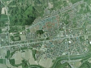 미카사시 중심부 주변의 항공 사진(2007년 6월 3일 촬영). 국토교통성 국토지리원 제공 항공 사진을 기반으로 제작.