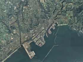 시부시시 중심부 주변의 항공 사진.2008년 11월 13일 촬영한 8장을 합성하여 제작. 국토교통성 국토지리원 [https://mapps.gsi.go.jp/ 지도・항공 사진 열람 서비스]의 항공 사진을 기반으로 제작.