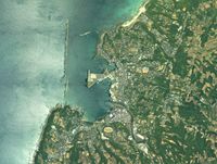 니시노오모테시 중심부 주변의 항공 사진.2018년 5월 11일 촬영한 8장을 합성 제작. 국토교통성 국토지리원 [https://mapps.gsi.go.jp/ 지도・항공 사진 열람 서비스]의 항공 사진을 기반으로 제작.