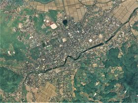 구 우레시노정 중심부 주변의 항공 사진. 2013년 5월 24일 촬영한 2장을 합성 제작. 국토교통성 국토지리원 [https://mapps.gsi.go.jp/ 지도・항공사진 열람 서비스]의 항공 사진을 기반으로 제작.