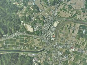 구 시오타정 중심부 주변의 항공 사진. 2014년 5월 4일 촬영. 국토교통성 국토지리원 [https://mapps.gsi.go.jp/ 지도・항공사진 열람 서비스]의 항공 사진을 기반으로 제작.