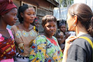 2010년 콩고민주공화국 남키부에서 국제구조위원회(IRC)의 정신사회복지사들이 강간 생존자를 돕고 있다.