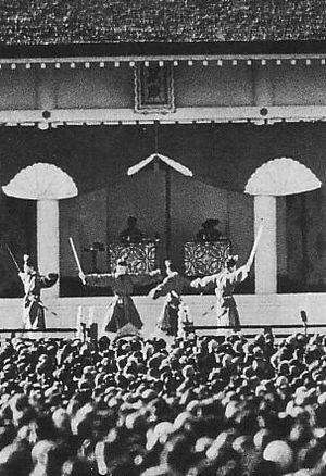 124대 천황 히로히토와 나가코가 1940년 11월 신화적인 제국 건국 2600주년 기념 행사를 주재하고 있다.