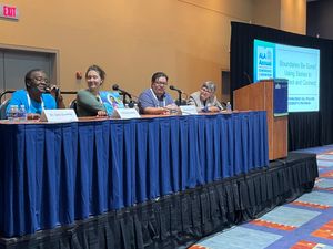 어린이 서비스 협회(Association for Library Service to Children) 2022년 회장 프로그램에서 연설하는 패널리스트 코라 던클리 박사(Dr.Cora Dunkley), 루시아 곤잘레스(Lucia Gonzalez) 회장.