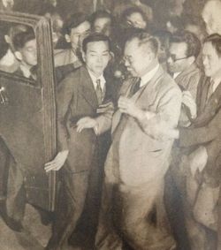 검찰청에 연행되는 구루스 다케오(안경을 쓰고 수갑을 차고 있는 가운데 위치한 남성)