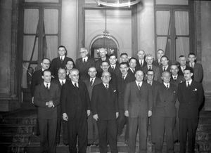 토레즈(앞줄 오른쪽에서 세 번째)는 1947년 폴 라마디에 정부의 부총리였다.