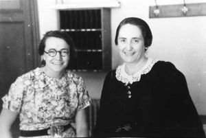 이바루리(오른쪽)와 프랑스 활동가 베르나데트 카타네오, 1936년