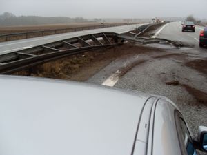 독일 고속도로 (A24) 중앙 분리대를 트럭이 뚫고 지나갔다.