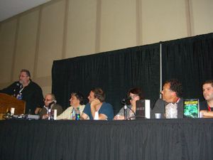 2012년 뉴욕 코믹 콘에서 열린 다양한 좀비 패널 토론. 조나단 매버리, 스테판 페트루차 등 작가들이 참여했다.