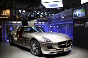 TGS 2009에서 전시된 GT5는 메르세데스-벤츠 SLS AMG를 특징으로 한다.