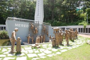 거제도 포로수용소에 있는 흥남 철수 기념탑