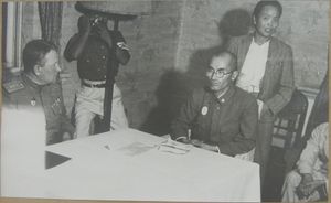 정권 이관의 광경: 1945년 8월 26일 밤 평양 철도호텔에서 왼편의 소련 제25군 사령관 이반 치스차코프 대장이 오른 편의 평안남도 지사 후루카와 가네히데(古川兼秀)로부터 행정권 이양을 받는 모습.