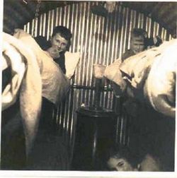 1941년 본머스에 잦은 폭격이 있었을 때 정원에 설치된 앤더슨 대피소에서 잠을 준비하는 아이들