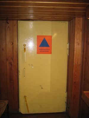 민방위를 나타내는 핀란드의 민간 방공호 문.