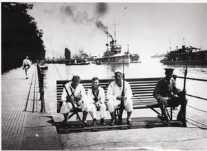 1926년, 한커우, USS 팔로스호의 미국 해군 선원 (배 뒤에 정박)