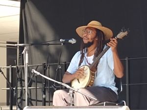 허비 젠킨스가 2021년 10월 2일 노스캐롤라이나주 롤리에서 열린 IBMA 블루그래스 라이브! 페스티벌에서 솔로 밴조 공연을 하고 있다