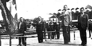 캄보디아를 방문한 미국의 부통령 스파이로 애그뉴와 함께한 총리 론 놀 (왼쪽에서 두 번째)과 대통령 쳉 헹 (오른쪽 끝), 1970년 9월.