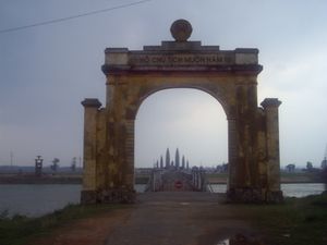 1954년 제네바 협정 이후 북베트남과 남베트남을 분리한 벤하이 강을 가로지르는 다리의 북쪽에서 본 모습.