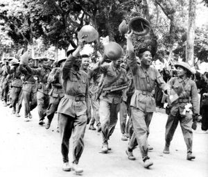 1954년 10월 9일 프랑스군의 철수 후 하노이로 돌아가는 베트민 군대.