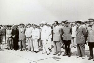 1957년 루마니아 사회주의 연방 공화국을 방문한 호치민이 이끄는 베트남 민주 공화국 대표단