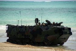 통신용 안테나를 장비한 지휘 차량형 AAVC7A1