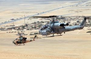 2012년 5월, 미 해병대 AH-1W 코브라 옆에 있는 요르단 공군 AH-1F 코브라