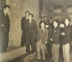 자유당 부간사장이 사임하는 날 기자단에게 무죄를 호소하는 아리타 지로