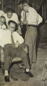 1954년 9월 6일, 중의원에 증인 소환되어 야당의 추궁을 받는 사토 검찰총장(자리)