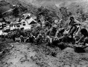 인도 군인들이 1943년 타무로 가는 길에서 매우 진흙 투성이인 환경에서 탄약을 운반하고 있다.
