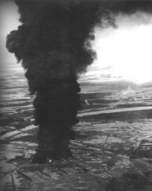1966년 6월 29일 미 공군에 의해 공격받은 후 불타는 하노이 유류 시설