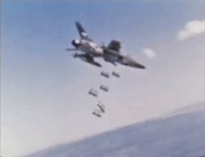 F-105 썬더치프가 롤링 썬더 작전 중 폭탄을 투하하고 있다.