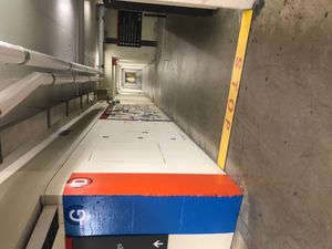 보건과학관 근처 터널 교차로. 터널 경로를 구별하는 알파벳 방식의 안내 표지판.