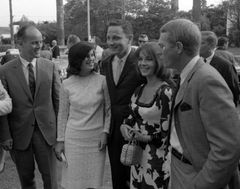 나탈리 우드, 스티브 맥퀸 등과 함께 (1964년)