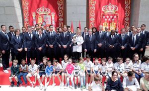 라리가 우승팀 레알 마드리드가 크리스티나 시푸엔테스 마드리드 자치구 회장과 함께 우승을 축하하고 있다.