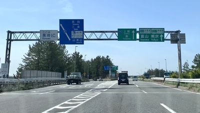 왼쪽부터 일반 도로(니가타 바이패스), 자동차 전용 도로(니가타 니시 바이패스), 고속 자동차 국도(호쿠리쿠도・간에쓰도)의 표지