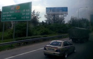 AH2 표지판이 페낭의 북남 고속도로 북부 노선 구간에서 태국 방면으로 향하고 있다.